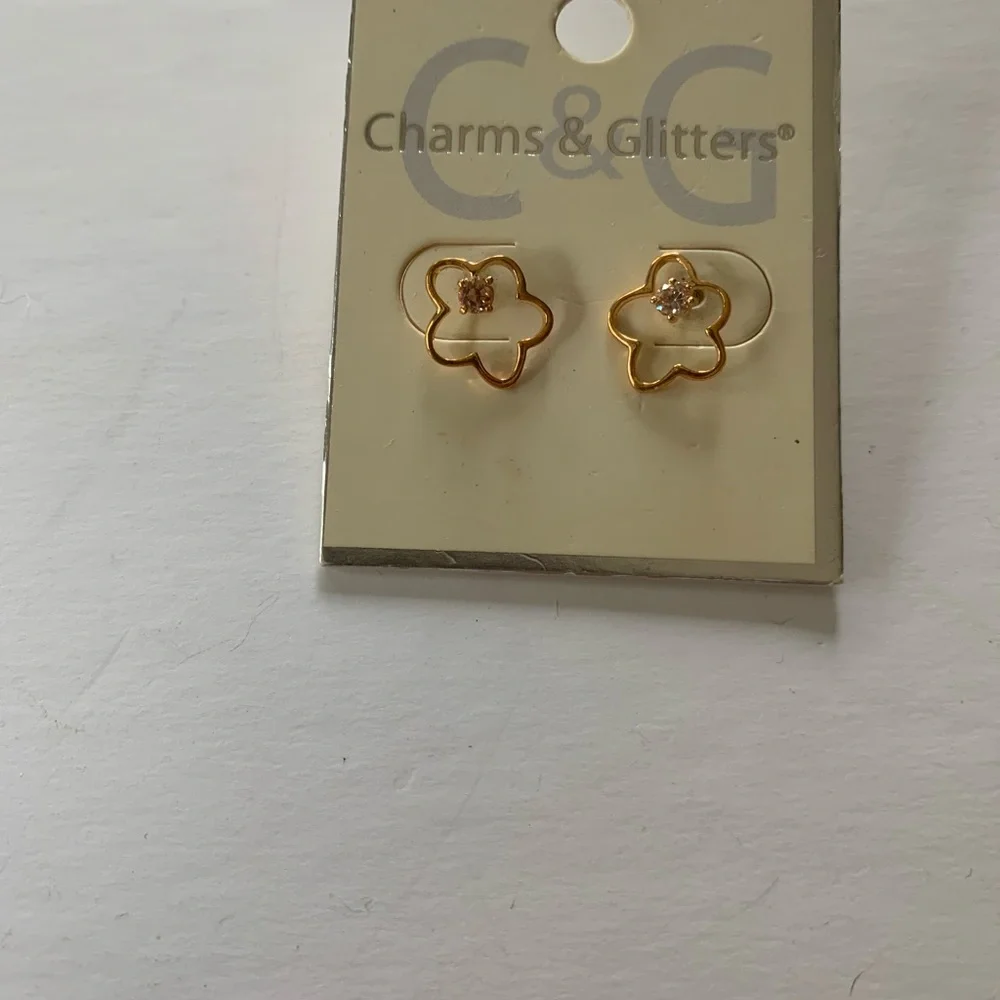 Girls Gold gilled earrings.
